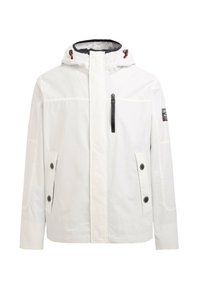 Giacca bianca impermeabile con cappuccio, zip e tasche con bottone, caratterizzata da dettagli neri e un patch con logo sulla manica.