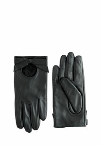 Schwarze Lederhandschuhe mit einer Schleifendetail an einem Handschuh, offenem Bund an der linken Hand und einem Fünf-Finger-Design an der rechten Hand.