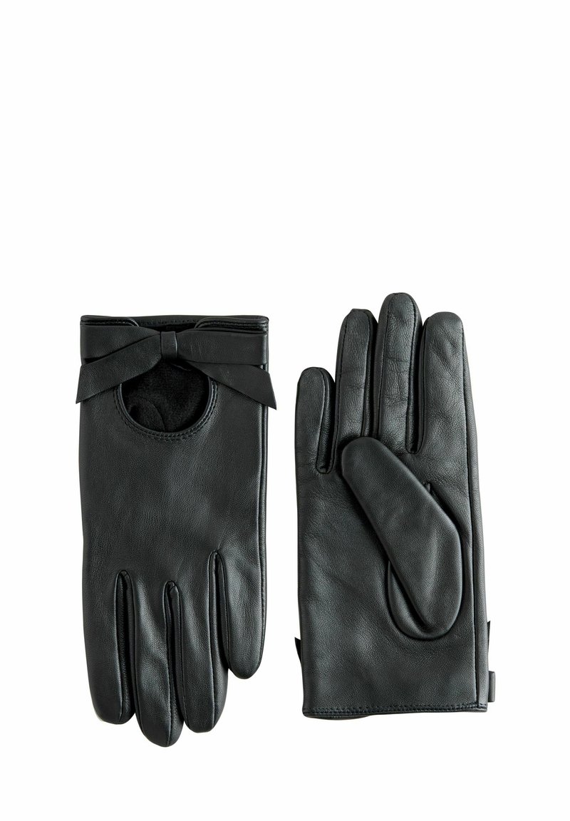 Schwarze Lederhandschuhe mit einer Schleifendetail an einem Handschuh, offenem Bund an der linken Hand und einem Fünf-Finger-Design an der rechten Hand.