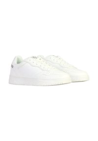 Hvide sneakers med en glat læderlignende overdel, snørebåndslukning, polstret krave og en struktureret gummisål med ribbet design.
