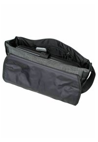 Grå stof laptop taske med en sort, blank bund. Har flere rum, lynlåslommer og en justerbar skulderrem.