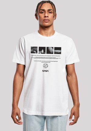 Weißes Baumwoll-T-Shirt mit einem Frontdruck, der NASA-Branding, Bilder von Weltraummissionen und ein kreisförmiges Logo am unteren Rand zeigt.