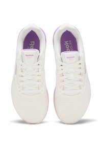 Λευκά αθλητικά παπούτσια με υφασμάτινη υφή στο πάνω μέρος. Μωβ λεπτομέρειες στη γλώσσα και τη φτέρνα, έχοντας κορδόνια και ελαφριά, μαξιλαρωμένη σόλα.