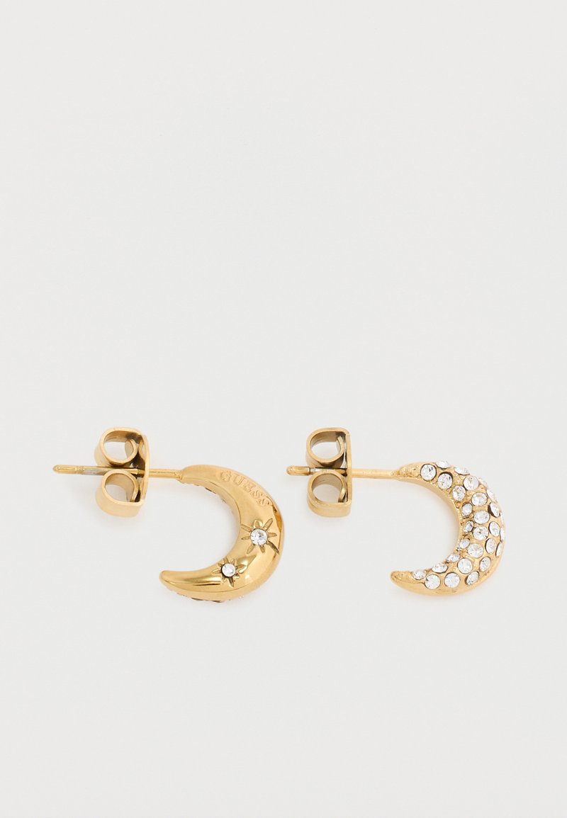 Σκουλαρίκια καρφωτά σε σχήμα χρυσού ημισεληνίου· το ένα απλό με δύο μικρούς στρας, το άλλο καλυμμένο με πολλούς διάφανους στρας, και τα δύο με λουλουδένια πίσω μέρη.