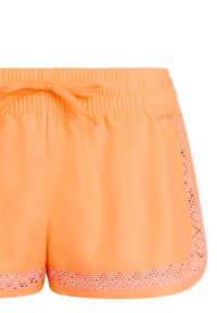 Helle orangefarbene Sportshorts mit elastischem Bund, Kordelzug und seitlichen sowie unteren perforierten Einsätzen zur Belüftung.