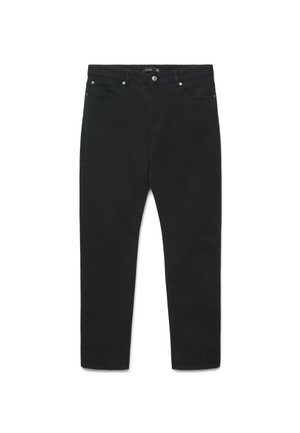 Schwarze Jeans mit geradem Bein, Vordertaschen, Gürtelschlaufen und einem silbernen Knopfverschluss an der Taille, flach auf weißem Hintergrund ausgelegt.