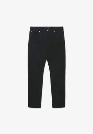 Schwarze Jeans mit geradem Bein, Vordertaschen, Gürtelschlaufen und einem silbernen Knopfverschluss an der Taille, flach auf weißem Hintergrund ausgelegt.