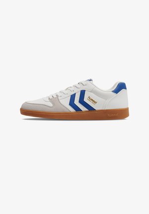 Weißer Sneaker mit blauen und grauen Akzenten, einer strukturierten Gummisohle und zwei blauen Chevron-Streifen. Goldenes Logo an der Seite.
