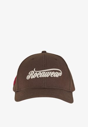 Barna baseball sapka, fehér hímzett "Rocawear" logóval és piros emblémával az oldalon, egyszerű háttér előtt bemutatva.