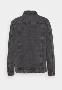 Giacca in denim nero con colletto classico, maniche lunghe, dettaglio in cucitura sullo yoke posteriore e cuciture visibili lungo le cuciture e l'orlo.