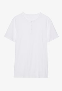 Hvit kortermet t-skjorte med rund hals og tre-knapps placket. Glatt stoff uten mønstre eller tilleggsdetaljer.