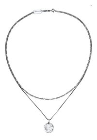 Zilverkleurige gelaagde ketting met een gestructureerd cirkelvormig hangertje. Heeft een fijn kettingontwerp en een sluiting met haakje.