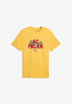 Žluté tričko s krátkým rukávem s červeným nápisem „AC MILAN“, zelenou grafikou palmy a malým černým logem Puma pod nápisem.