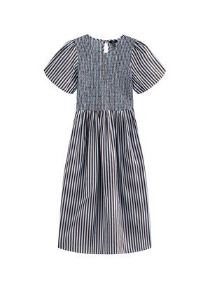 Vestido con rayas verticales en blanco y negro, mangas cortas abullonadas, corpiño ajustado fruncido y cierre con botón de ojal en la parte trasera.