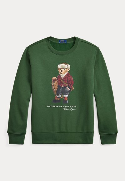 Mörkgrön sweatshirt med ett motiv av en björn i röd rutig skjorta och hatt, som håller i en basebollhandske. Ribbstickade muddar och fåll.