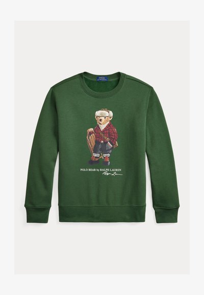 Tmavozelená mikina s grafikou medveďa v červenom károvanom tričku a klobúku, držiaceho baseballovú rukavicu. Rukávy a lem sú rebrované.