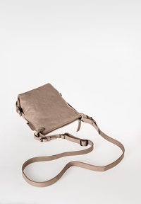 Borsa a tracolla in pelle beige con una texture liscia, tracolla regolabile, chiusura zip e design minimalistico. Forma piatta, dimensioni compatte.