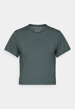 Tmavo zelené tričko s krátkym rukávom, vyrobené z elastického a vlhkosť odvádzajúceho materiálu. Má zaoblený výstrih a jemné logo na prednej strane.