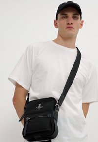 Vivienne Westwood JACKSON CROSSBODY SATCHEL UNISEX - Rankinė per petį - black