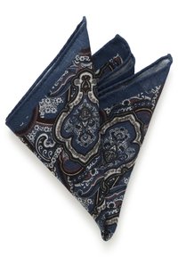 Temno modra žepna marama s paisley vzorom, ki vsebuje zapletene bele in maroon vzorce, z gladko teksturo in koničastimi robovi.