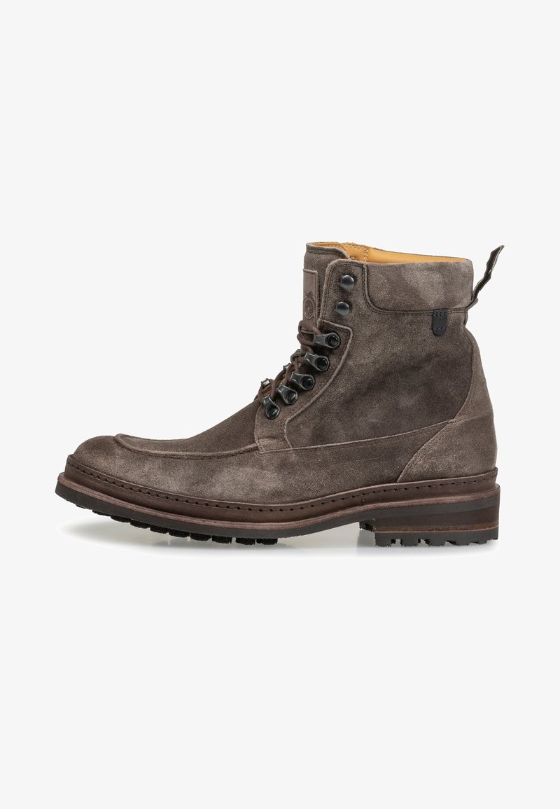 Bottine homme en daim marron avec fermeture à lacets sur le devant, col rembourré, languette de traction et semelle en caoutchouc robuste.