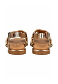 Metallic gold Sandalen mit flacher Sohle, doppelten Riemen und geflochtenem Akzent. Glattes Leder mit verstellbaren Schnallen für eine optimale Passform.