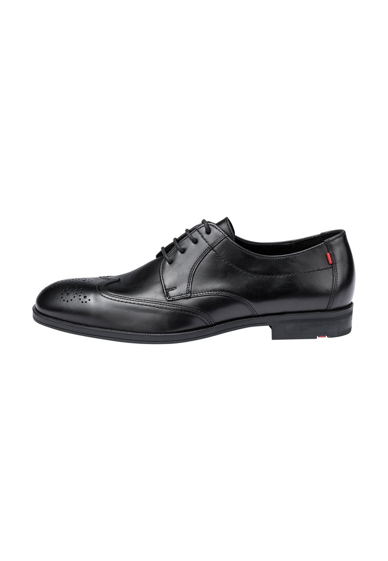 Chaussure de ville en cuir noir avec un détail perforé au niveau des orteils, design à lacets, finition lisse et un accent contrastant près du talon.