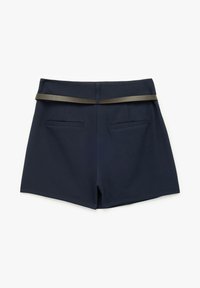 Marineblauwe shorts met een gladde textuur, voorzien van een zwarte tailleband en twee achterzakken. Korte snit met een schone, minimalistische uitstraling.
