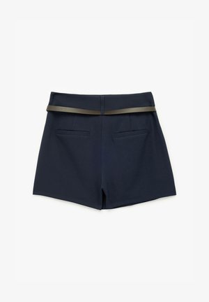 Marineblaue Shorts mit glatter Textur, ausgestattet mit einem schwarzen Bund und zwei Gesäßtaschen. Kurzer Schnitt mit einem schlichten, minimalistischen Design.
