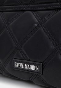 Steve Madden BVOLTURI - Skulderveske - black/silver