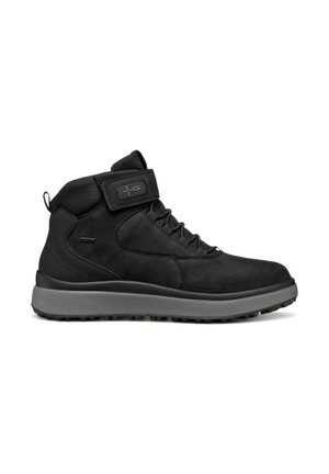 Bottes montantes noires avec une tige en cuir lisse, semelle en caoutchouc, col rembourré, devant à lacets et détail de sangle à boucle velcro.