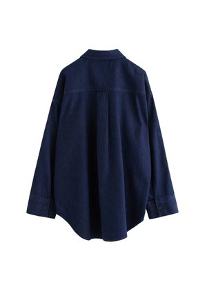 Camicia in denim blu scuro a maniche lunghe con colletto button-down, dettaglio a piega sul retro e orlo arrotondato. Il materiale sembra texturizzato e robusto.