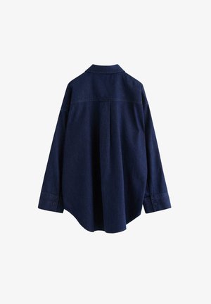 Langærmet, mørkeblå denimskjorte med knap-ned krave, rygfældt detalje og afrundet kant. Materialet ser tekstureret og robust ud.