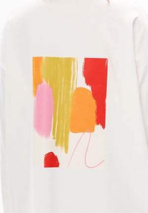 Biała bluza z kapturem z kwadratową grafiką przedstawiającą abstrakcyjne pociągnięcia pędzla w kolorach różowym, pomarańczowym, żółtym i czerwonym na kremowym tle.