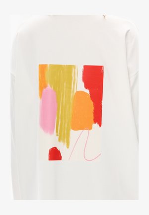 Biała bluza z kapturem z kwadratową grafiką przedstawiającą abstrakcyjne pociągnięcia pędzla w kolorach różowym, pomarańczowym, żółtym i czerwonym na kremowym tle.