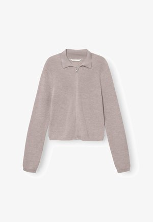 Cardigan zippé couleur taupe clair avec une texture côtelée, un design col et des manches longues. L'avant s'ouvre avec une fermeture éclair lisse.