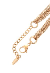 Collana a catena tonalità oro con fili sovrapposti, dotata di chiusura a moschettone, anelli tondi e un'etichetta ovale liscia. Design elegante e strutturato.