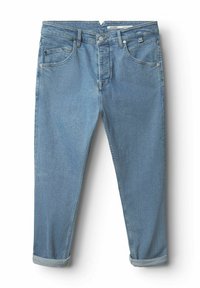 Jeans de mezclilla azul claro con un diseño ajustado, puños doblados, cinco bolsillos y una textura de desvanecimiento sutil. Etiqueta de la marca visible en la cintura.