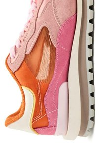 Zapatilla colorida que cuenta con gamuza rosa y naranja, acentos de malla y una suela de goma blanca con una banda de rodadura texturizada negra.