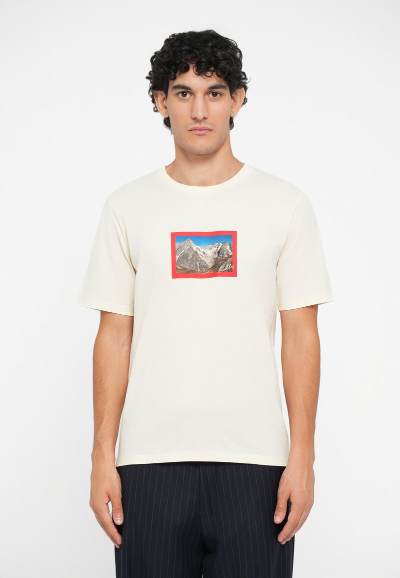 Cremefarvet bomulds t-shirt med en rektangulær bjerggrafik indrammet i rød, korte ærmer og rund halsudskæring.