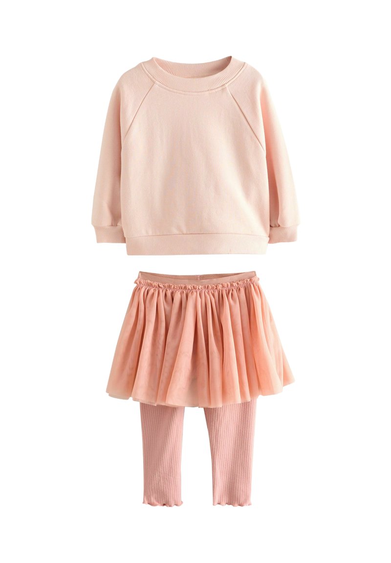 Felpa rosa chiaro con collo e polsini a coste, abbinata a una gonna in tulle a strati e leggings a coste in tonalità coordinarte.