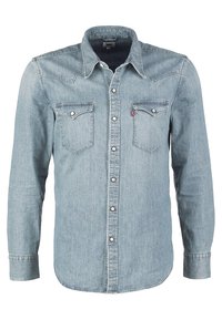 Ljusblå denimskjorta med knappar och lång ärm, två bröstfickor med knappflikar och klassisk spetsig krage.