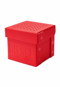 Rote quadratische Aufbewahrungsbox aus strukturiertem Kunststoff mit Perforationen im Deckel und eingeprägtem Markennamen "DIESEL" auf der Vorderseite.