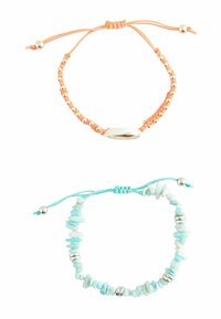 To justerbare armbånd: det ene har en orange snor med metalliske perler og en oval charme; det andet har en lyseblå snor med blandede sten og sølv accenter.