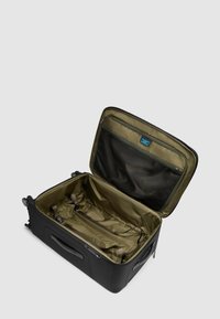 Maleta negra con exterior rígido, abierta para mostrar un interior de color verde oliva. Cuenta con correas y un bolsillo de malla dentro de la tapa.