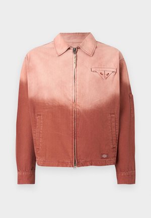 Denimjakke i en gradient fra fersken til rust. Har en frontlynlås, spidse krave og en brystlomme med en trekantet klap.