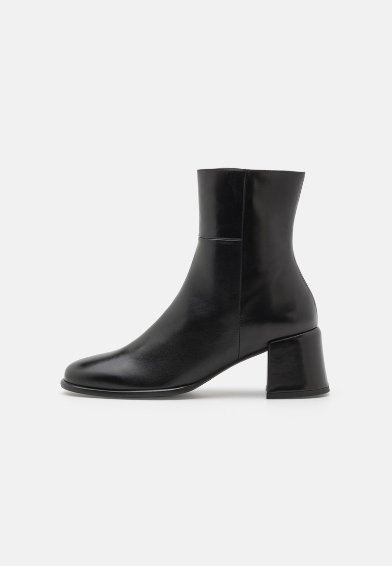 ÁNGEL ALARCÓN Botine clasice - black