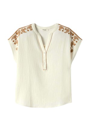 Blouse blanche à manches courtes avec broderie paisley marron sur les épaules, tissu texturé et col en V boutonné.