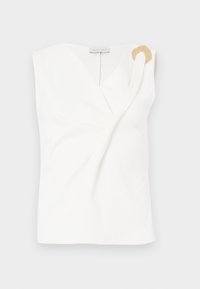 Biała bezrękawnikowa bluzka z modelem na zakładkę, z dekoracyjnym detalem w postaci złotego pierścienia na prawym ramieniu.