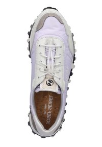 Lichtpaarse sneaker met witte accenten, bovenwerk van textiel, ronde neus, plastic veters en zwarte rubberen buitenzool met profiel. Kurken binnenzool zichtbaar.